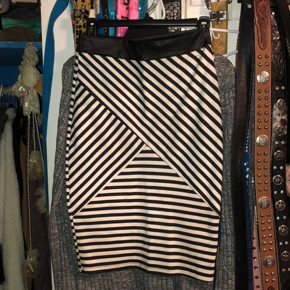 Striped White and black skirt with leather lining